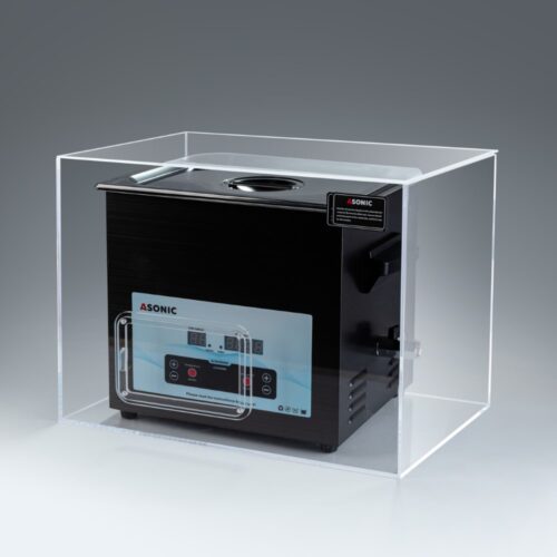 Ultrazvučni čistač ASONIC 10L postavljen u tihi ormar koji smanjuje razinu buke tijekom rada.